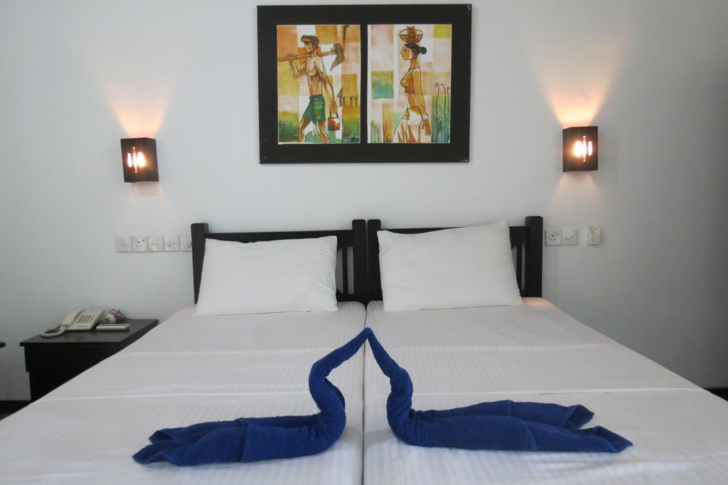 Scandinavia Hotel Hikkaduwa Bagian luar foto